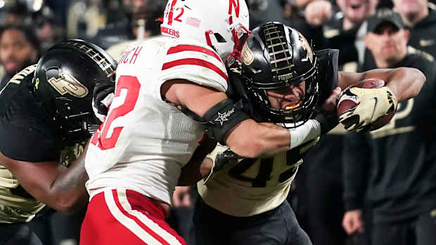 Devin Mockobee run vs Nebraska linebacker Nick Henrich 2022 Purdue football USATSI_19242323